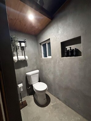 Towels, soap, shampoo, toilet paper - Beautiful Casita for an Unforgettable Couples Escape in Joshua Tree, California (Joshua Tree)