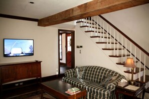 Living area - Idyllic Cottage Getaway on a Country Estate in Chester Springs, Pennsylvania (Chester Springs)