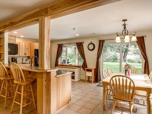 Fridge, microwave, oven, stovetop - Spacious Cabin Rental for Families near Leavenworth, Washington (Leavenworth)