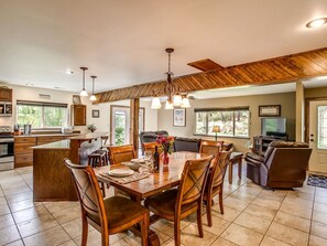 Dining - Spacious Cabin Rental for Families near Leavenworth, Washington (Leavenworth)