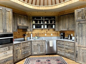 Private kitchen - Luxury Flathead Lake Yurt Ideal for a Great Getaway in Montana (Somers)