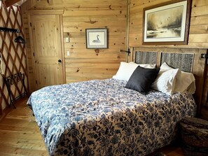 Room - Luxury Flathead Lake Yurt Ideal for a Great Getaway in Montana (Somers)