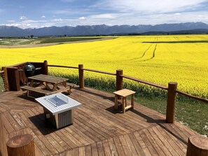 Outdoor dining - Luxury Flathead Lake Yurt Ideal for a Great Getaway in Montana (Somers)