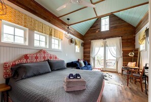 WiFi, bed sheets - Elevated Cabin in the Trees Perfect for a Weekend Getaway in the Outer Banks, North Carolina (Kitty Hawk)