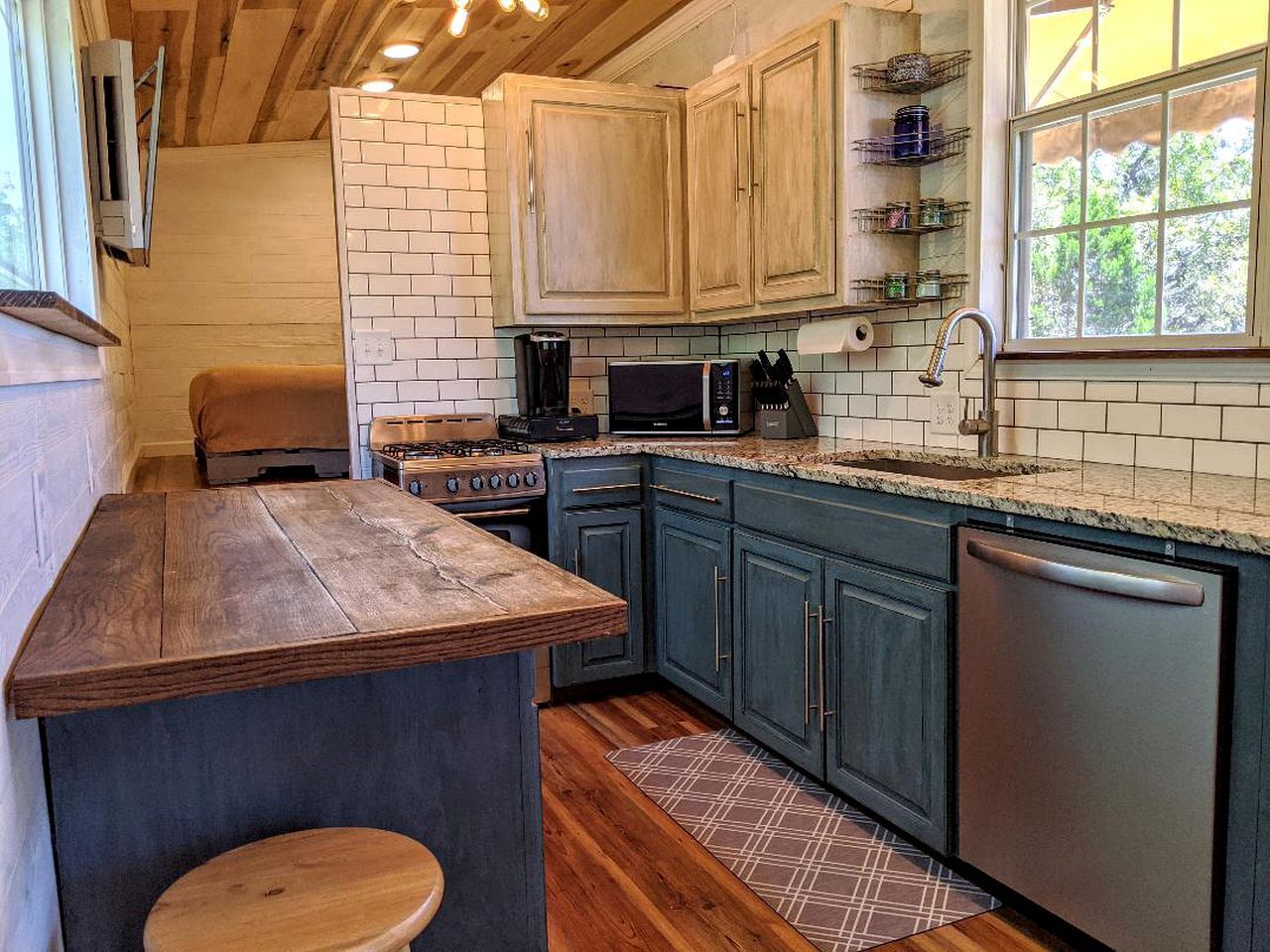 Coffee/tea maker, fridge, oven, stovetop