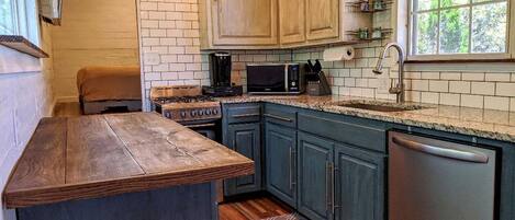 Coffee/tea maker, fridge, oven, stovetop