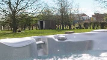 Bain à remous extérieur