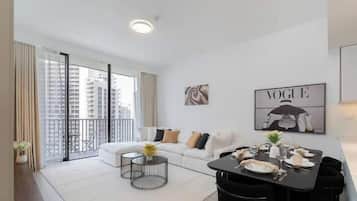 Apartamento superluxo, sacada, vista para o parque | Área de estar | Smart TV 65 polegadas com canais a cabo
