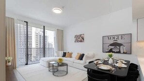 Apartament de luxe, balcó, vistes al parc | Sala d'estar | Televisor intel·ligent de 65 polzades amb canals per cable 