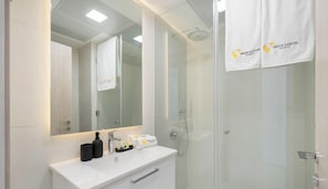 Apartament de luxe, balcó, vistes al parc | Bany | Dutxa, capçal de dutxa tipus cascada i articles de tocador gratuïts 
