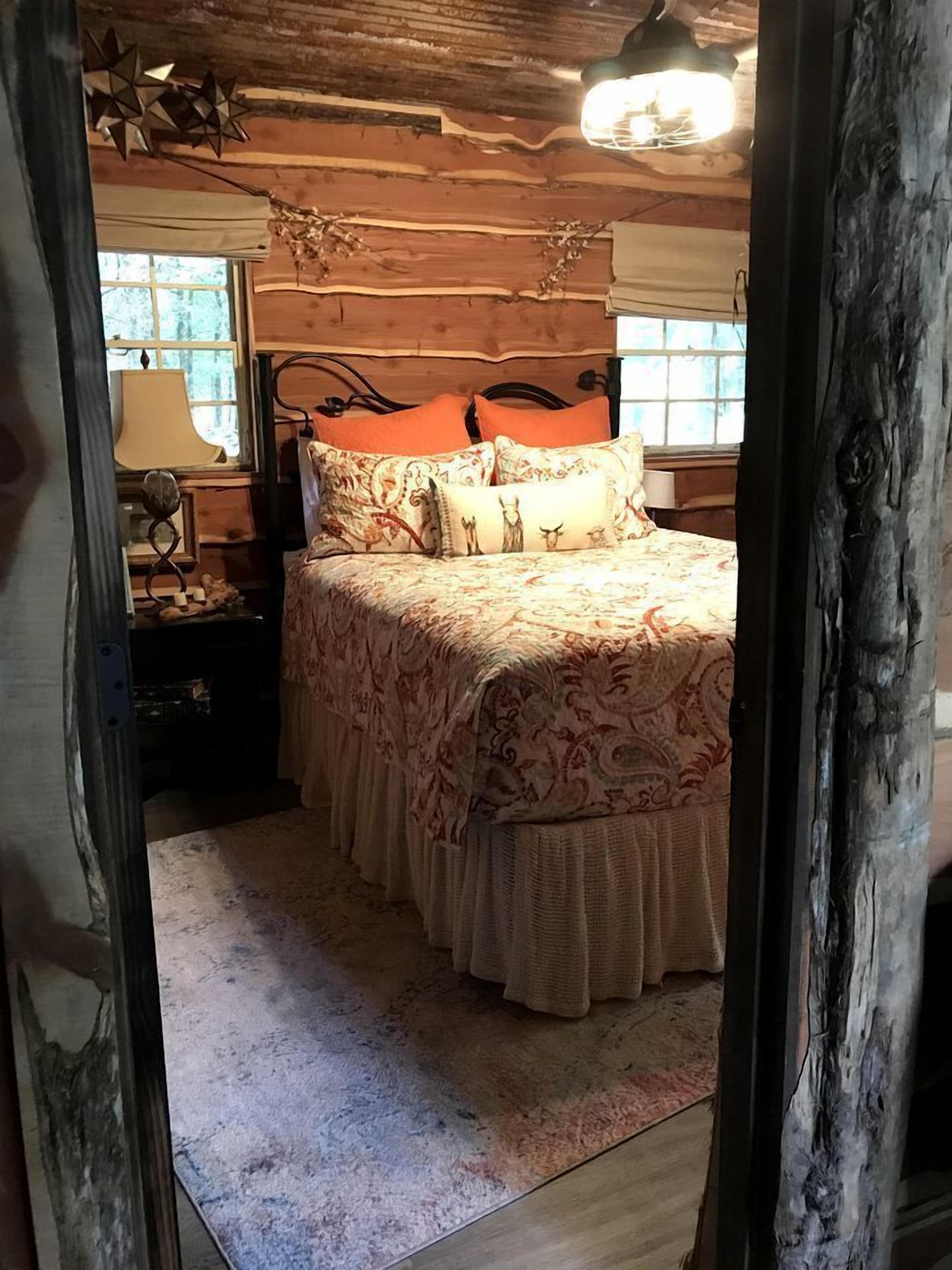 1 Schlafzimmer, Schreibtisch, Bettwäsche