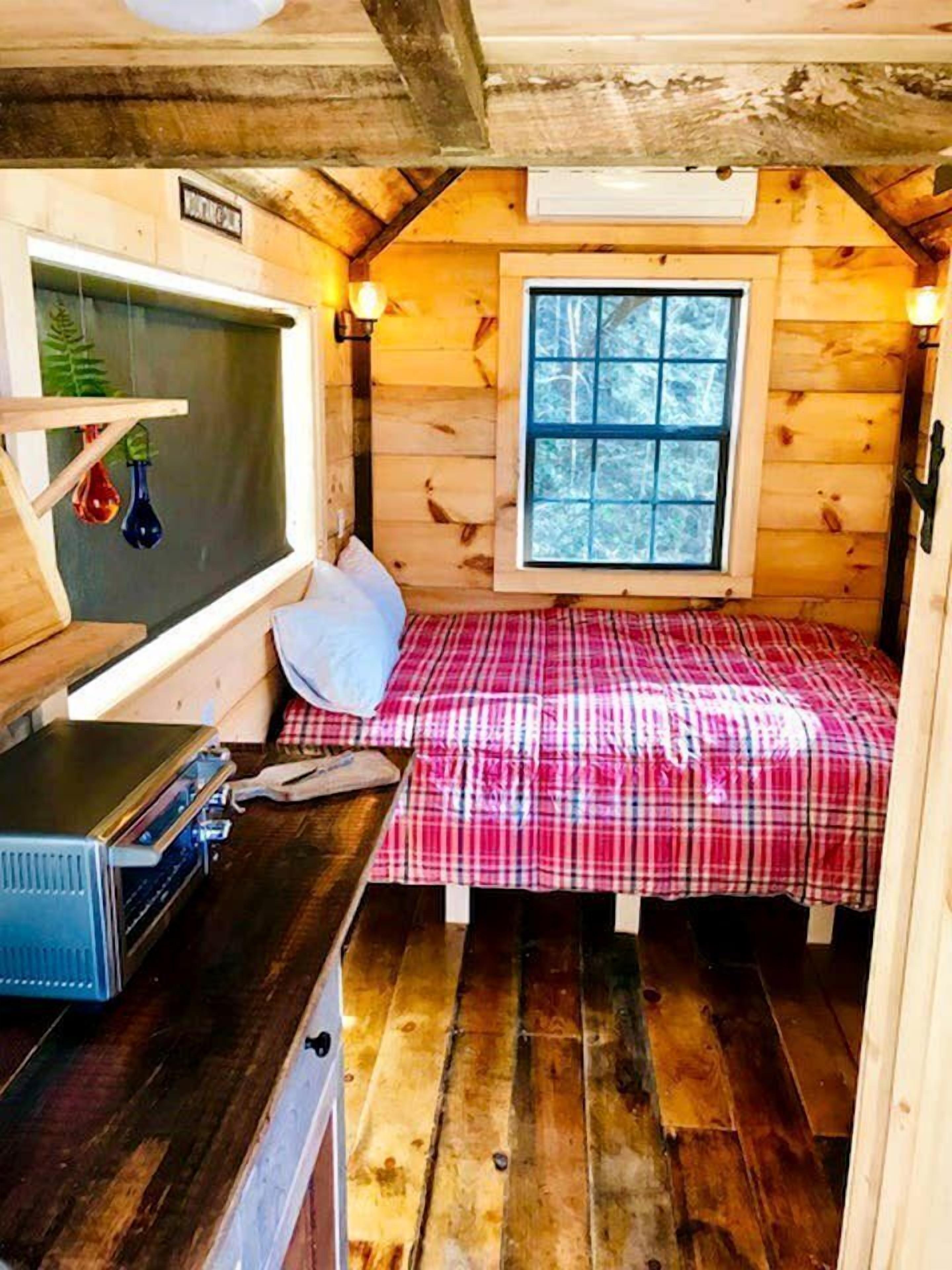 1 bedroom, desk, bed sheets