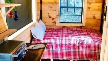 1 bedroom, desk, bed sheets