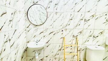 Standard-Doppelzimmer, Balkon, Bergblick | Badezimmer