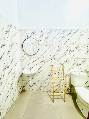 Standard-Doppelzimmer, Balkon, Bergblick | Badezimmer