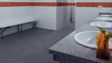 Basic Shared Dormitory, Mixed Dorm | Bilik Mandi | Pancuran mandi, pengering rambut, tuala disediakan, sabun