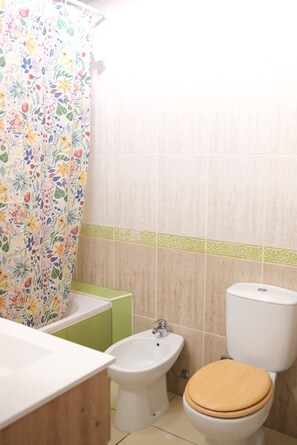 Haartrockner, Bidet, Handtücher, Seife