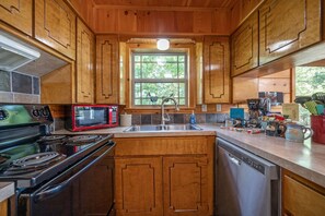 Private kitchen - Secluded A-Frame Cabin with Incredible Views near Mountain Fork River in Oklahoma (Smithville)