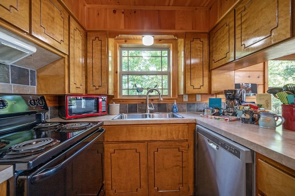 Private kitchen - Secluded A-Frame Cabin with Incredible Views near Mountain Fork River in Oklahoma (Smithville)