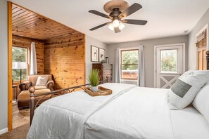 6 bedrooms, desk, iron/ironing board, travel cot - Luxurious Vacation Rental for Groups near Hoosier National Forest, Indiana (Henryville)