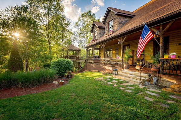 Terrace/patio - Luxurious Vacation Rental for Groups near Hoosier National Forest, Indiana (Henryville)