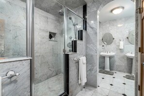 Bañera de hidromasaje, secador de pelo, toallas y jabón