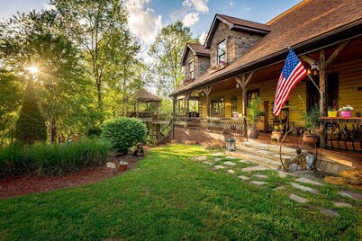 Luxurious Vacation Rental for Groups near Hoosier National Forest, Indiana