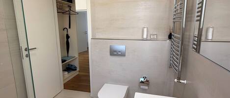 Dusche, Haartrockner, Handtücher, Seife