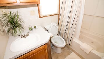 Un baño con lavabo, inodoro y bañera.