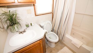 Un baño con lavabo, inodoro y bañera.