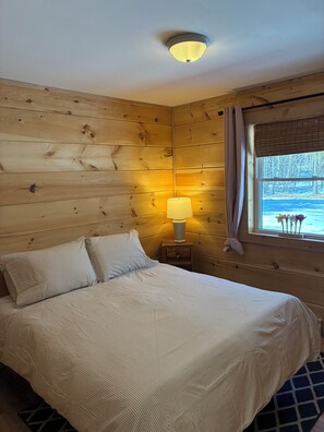 Room - Newly Built cabin in the woods. Steps from the Miramichi River and trails (Blackville)