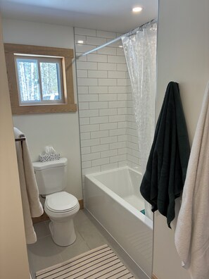 Bathroom - Newly Built cabin in the woods. Steps from the Miramichi River and trails (Blackville)