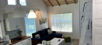 Cozy Cottage on a Tropical Fruit Farm for a Peaceful Escape near Homestead, Florida