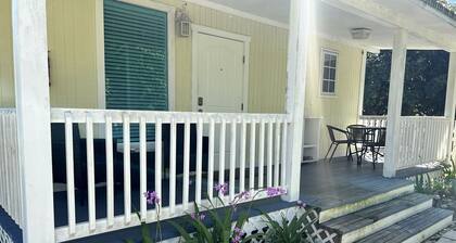Cozy Cottage on a Tropical Fruit Farm for a Peaceful Escape near Homestead, Florida