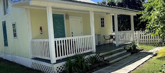 Cozy Cottage on a Tropical Fruit Farm for a Peaceful Escape near Homestead, Florida
