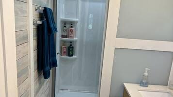 Haartrockner, Handtücher, Seife, Shampoo