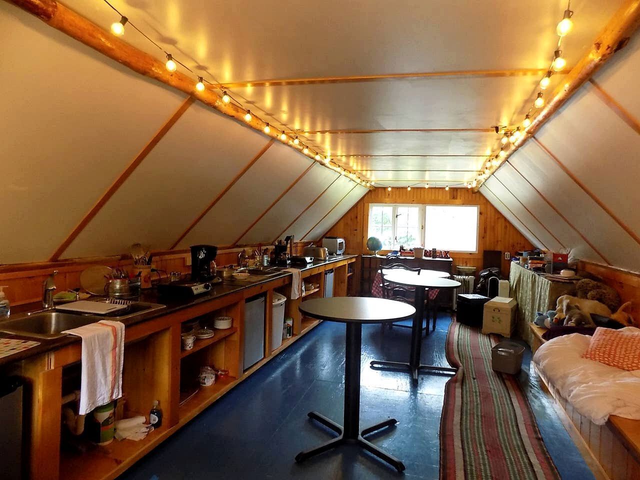 Fridge, oven, stovetop, coffee/tea maker