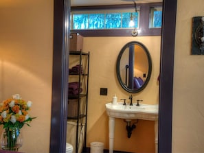 Bathroom - Romantic Cottage Rental Tucked Away in the Countryside near Lancaster, Pennsylvania (Columbia)