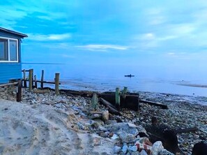 Perto da praia, prática de vela, passeios de caiaque, prática de pesca 