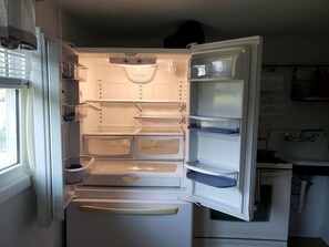 Refrigerador, microondas, horno y parrilla de estufa 