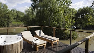 Tina de hidromasaje al aire libre