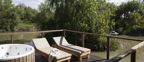 Outdoor spa tub