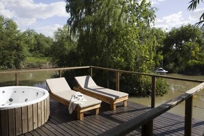 Outdoor spa tub