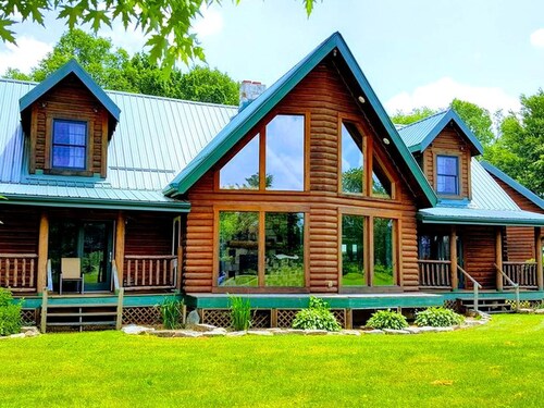 Spacious Vacation Rental Perfect for Family Reunions near Pittsburgh, Pennsylvania