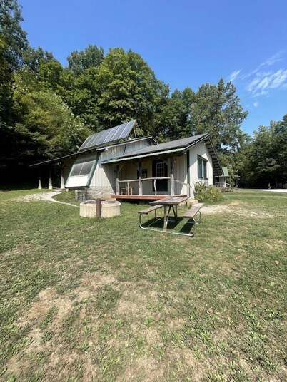 Picturesque Cabin with Lovely Hiking Trails in Indiana