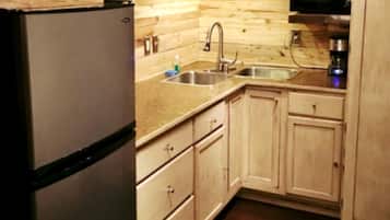 Coffee/tea maker, fridge, microwave, cookware/dishes/utensils