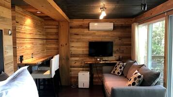 1 bedroom, desk, iron/ironing board, WiFi