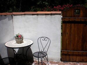Outdoor dining - Romantic Getaway in a Spanish Villa in the Heart of Napa Valley, California (Saint Helena)