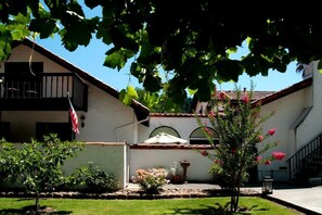 Exterior - Romantic Getaway in a Spanish Villa in the Heart of Napa Valley, California (Saint Helena)