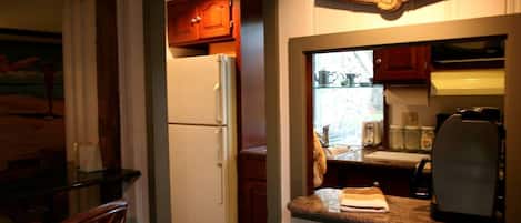 Cafetera y tetera, refrigerador, microondas y horno